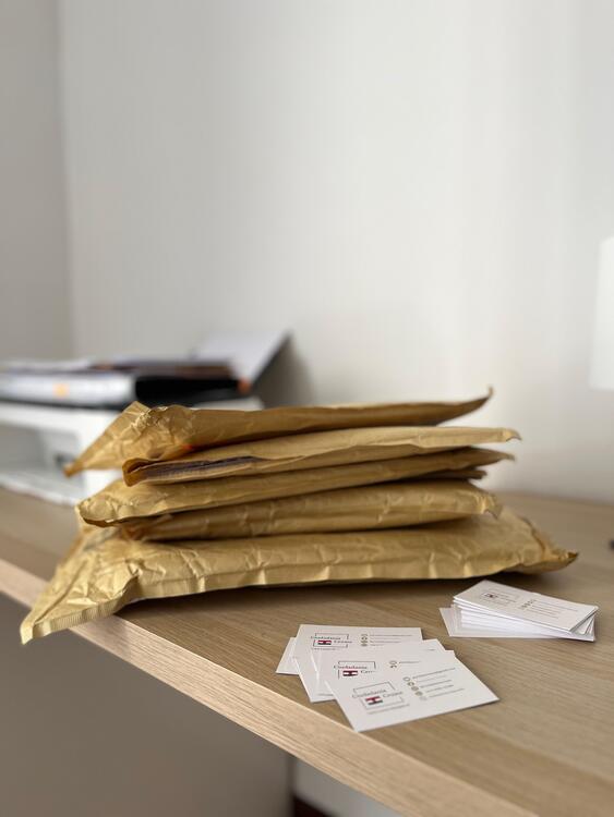 Envíos con carpetas preparadas y tarjetas de contacto de Ciudadanía Croata listas para entregar al consulado