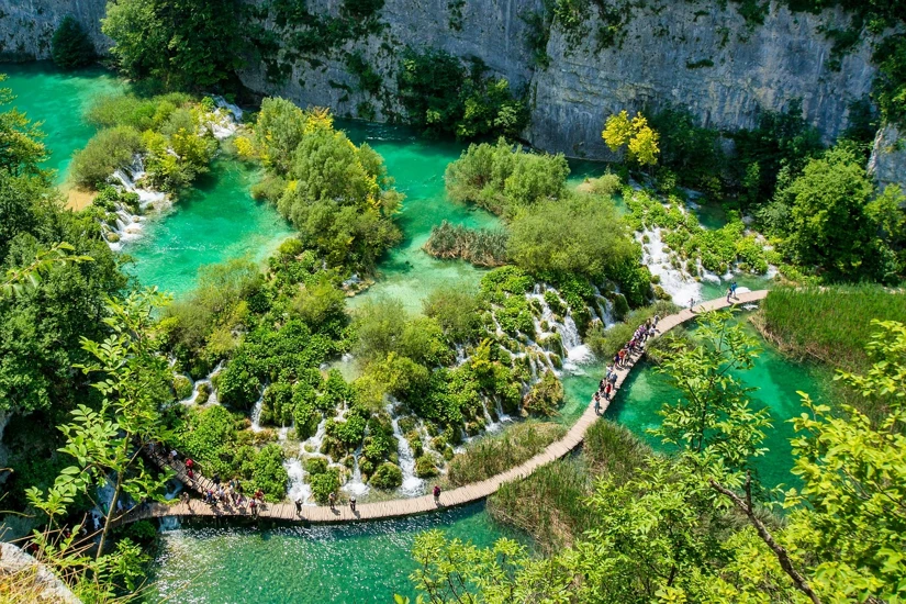 Imagen aérea de los lagos interconectados y pasarelas en el Parque Nacional Plitvice